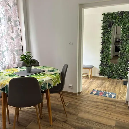 Startbalaton Apartmanhaz بيت للعطل